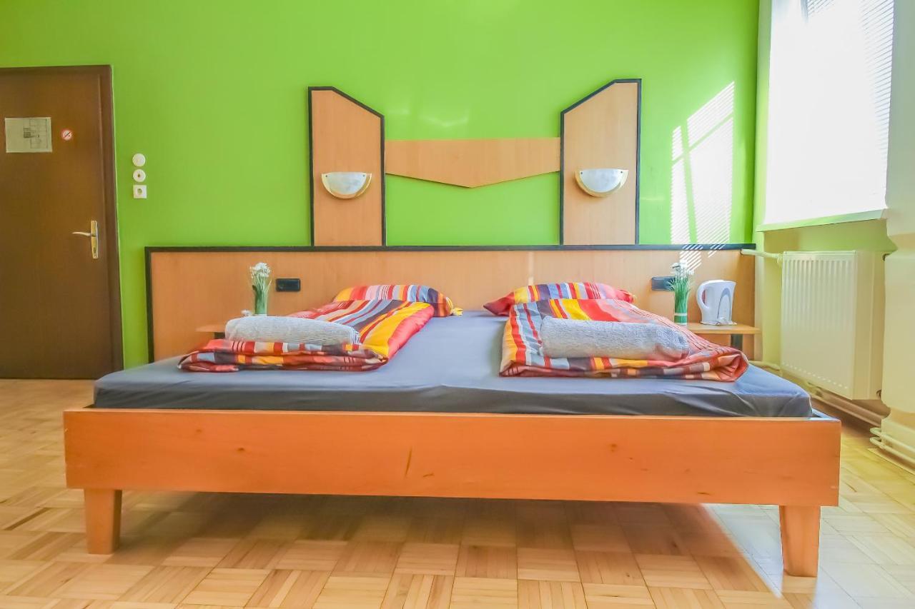 Economic 2Sb Apartment In Lively Area Wina Bagian luar foto