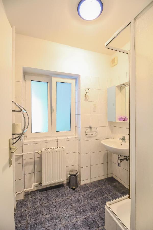 Economic 2Sb Apartment In Lively Area Wina Bagian luar foto